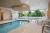SpringHill Suites Mt. 劳雷尔，新泽西室内游泳池